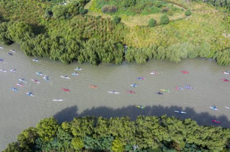 (miniature) Photo aérienne de participants à un marathon de canoë dans le Parc national de zones humides de Baitahu