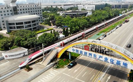 (miniature) Vue aérienne d'un train de passagers à grande vitesse