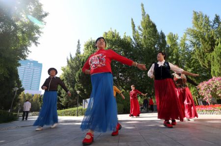 (miniature) Une équipe de danse composée de personnes âgées répète dans un parc de Shijiazhuang