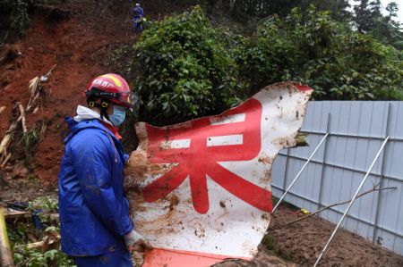 (miniature) Un secouriste effectue le travail de recherche et de secours sur le site d'un crash dans le district de Tengxian de la région autonome Zhuang du Guangxi