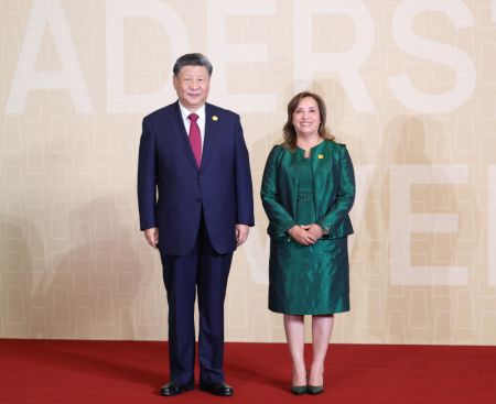 (miniature) Le président chinois Xi Jinping est chaleureusement accueilli par la présidente péruvienne Dina Boluarte à son arrivée au Centre des congrès de Lima pour assister à la 31e réunion des dirigeants économiques de l'APEC