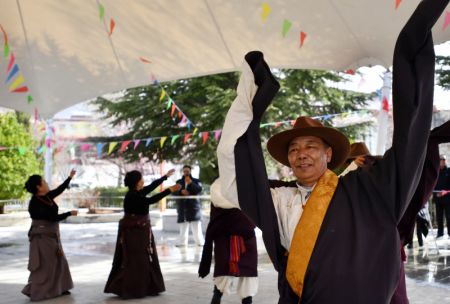 (miniature) Des gens célèbrent la 15e Journée d'émancipation des serfs à Lhassa