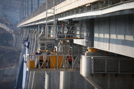 (miniature) Des ouvriers chargés de la maintenance travaillent sur le grand pont de la rivière Xixi du chemin de fer Chengdu-Guiyang dans la province du Guizhou (sud-ouest)