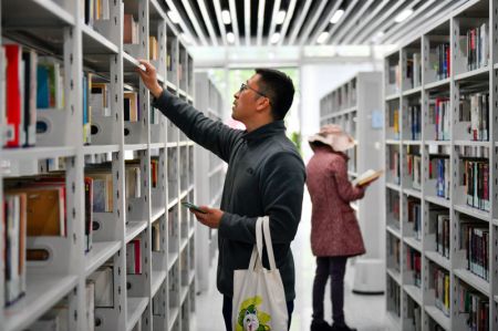 (miniature) Des lecteurs dans une bibliothèque dans l'arrondissement de Hexi