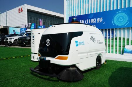 (miniature) Une balayeuse sans conducteur exposée dans la zone d'exposition extérieure de la Conférence mondiale des véhicules connectés intelligents 2022