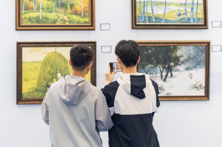 (miniature) Des gens prennent des photos lors de l'Exposition d'art et de design d'Asie du Nord-Est