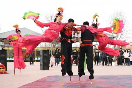 (miniature) Des artistes folkloriques sur des &eacute;chasses dans le bourg de Jinghe de la ville de Hejian