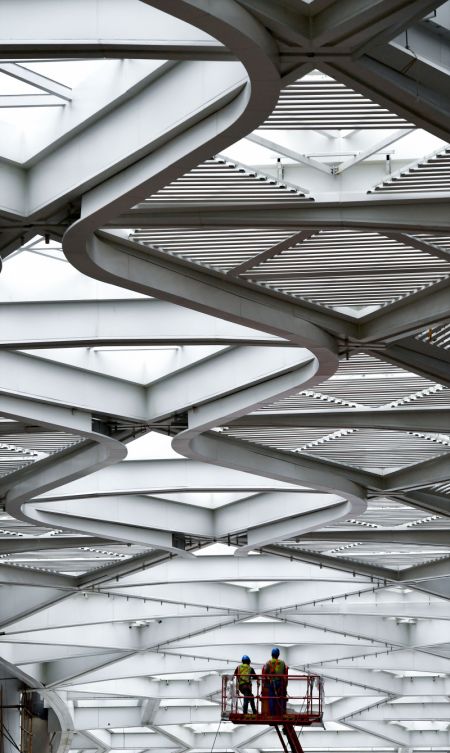 (miniature) Des ouvriers sur le chantier du projet d'expansion de l'a&eacute;roport international Meilan de Haikou