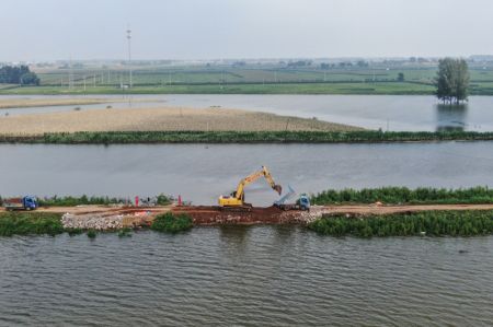 (miniature) Photo aérienne des secouristes renforçant une digue récemment réparée à Tieling