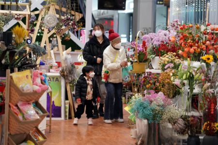 (miniature) Des personnes choisissent des fleurs dans un centre commercial à Beijing