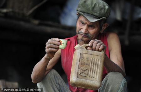(miniature) Un homme boit de l'essence pendant 42 ans