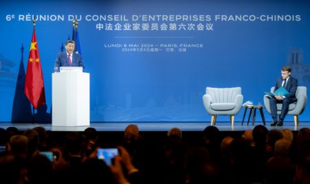 (miniature) Le président chinois Xi Jinping assiste à la cérémonie de clôture de la sixième réunion du Conseil d'entreprises sino-français aux côtés du président français Emmanuel Macron et prononce un discours intitulé S'appuyer sur les réalisations passées pour inaugurer conjointement une nouvelle ère dans la coopération sino-française