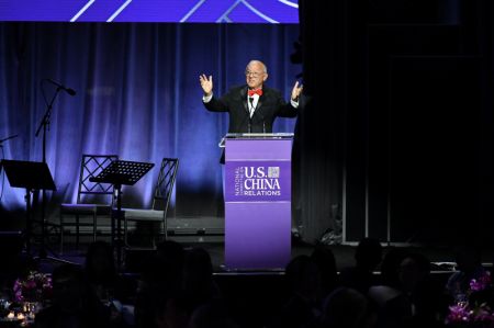 (miniature) Le président du Comité national sur les relations Etats-Unis-Chine (NCUSCR) Stephen Orlins prend la parole lors du dîner de Gala annuel du NCUSCR à New York