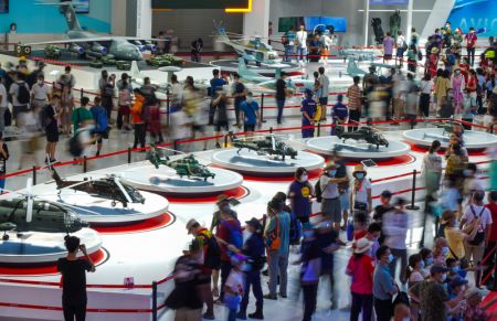 (miniature) Des visiteurs visitent le 13e Salon international de l'aviation et de l'aérospatiale de Chine