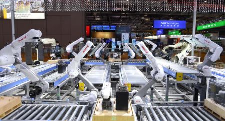 (miniature) Des robots industriels de la soci&eacute;t&eacute; japonaise Nachi dans la zone d'exposition des &eacute;quipements lors de la troisi&egrave;me Exposition internationale d'importation de la Chine (CIIE) &agrave; Shanghai