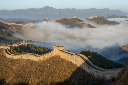 (miniature) Photo de la section de Jinshanling de la Grande Muraille enveloppée de nuages