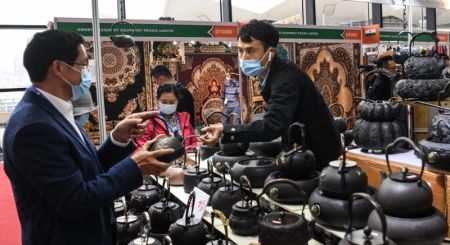 (miniature) Un visiteur (1er à gauche) achète une théière dans la zone d'exposition la Ceinture et la Route de la 17e Exposition Chine-ASEAN