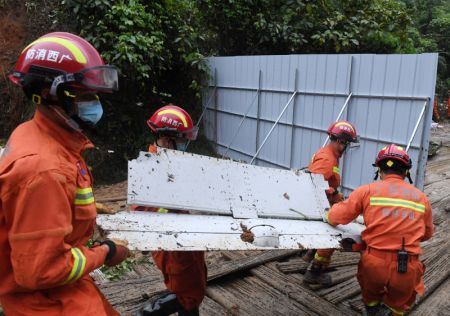 (miniature) Des secouristes effectuent le travail de recherche et de secours sur le site d'un crash dans le district de Tengxian de la région autonome Zhuang du Guangxi