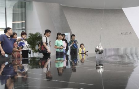 (miniature) Des gens visitent le Musée de l'astronomie de Shanghai