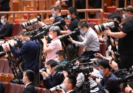 (miniature) Des journalistes couvrent la deuxième réunion plénière de la troisième session de la 13e Assemblée populaire nationale (APN)