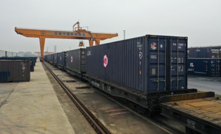 (miniature) Une grue à portique charge des conteneurs sur un train de fret à destination du Kazakhstan dans le port ferroviaire international de Nanning