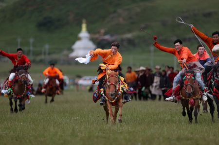 (miniature) Des habitants participent à un concours de ramassage de l'écharpe hada dans les prairies du district de Baiyu de la préfecture autonome tibétaine de Garze