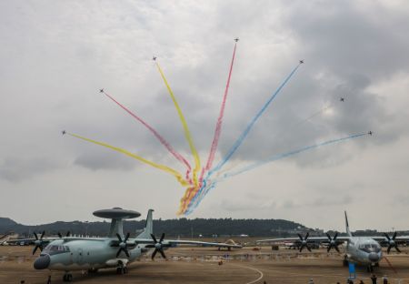 (miniature) Des avions de l'équipe de voltige Faucon rouge de l'Armée de l'air de l'Armée populaire de libération de Chine s'entraînent pour le salon Airshow China