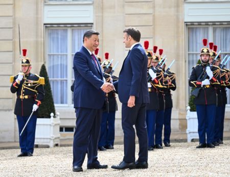 (miniature) Le président chinois Xi Jinping serre la main de son homologue français Emmanuel Macron à Paris