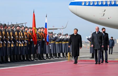 (miniature) Le président chinois Xi Jinping passe en revue la garde d'honneur des trois corps d'armées et regarde le défilé des régiments à l'aéroport moscovite de Vnoukovo