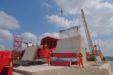 (miniature) Photo aérienne prise le 4 octobre 2021 montrant le chantier du pont de Longmen à Qinzhou