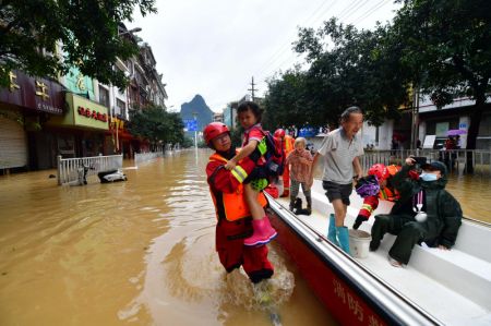(miniature) Des sauveteurs transf&egrave;rent des personnes bloqu&eacute;es par bateau &agrave; Rongshui