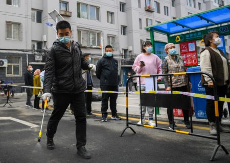 (miniature) Un employé désinfecte un site temporaire de tests d'acide nucléique à Hohhot