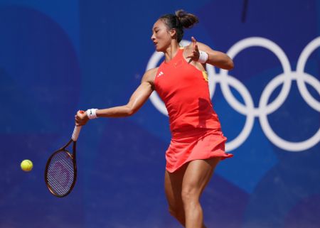 (miniature) Photo prise le 30 juillet 2024 montrant la Chinoise Zheng Qinwen lors du match de tennis du 3e tour du simple femmes avec l'Américaine Emma Navarro aux Jeux olympiques de Paris 2024 à Paris