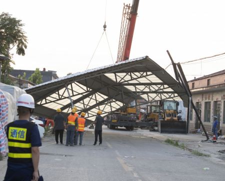 (miniature) Photo du site des opérations de secours après l'effondrement d'un restaurant dans le district de Xiangfen