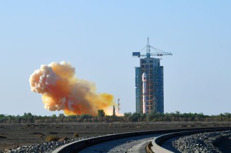 (miniature) Une fusée porteuse Longue Marche-4C transportant le satellite Shiyan-23 décolle du Centre de lancement de satellites de Jiuquan