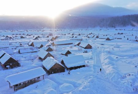 (miniature) Photo aérienne prise à l'aide d'un drone montre une vue du village de Hemu après une chute de neige dans la préfecture d'Altay