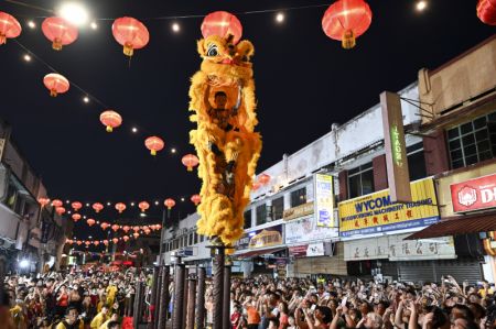 (miniature) Des artistes exécutent la danse du lion pour célébrer le Nouvel An chinois à George Town dans l'Etat de Penang