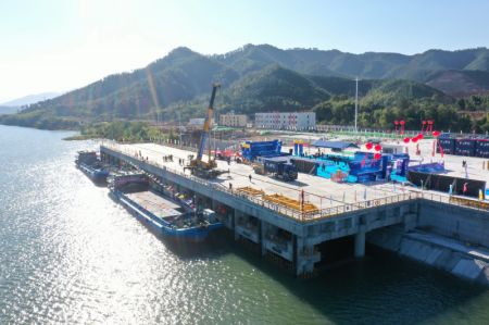 (miniature) Photo aérienne de conteneurs en train d'être chargés sur un cargo à énergie nouvelle depuis un quai du port de Nanping
