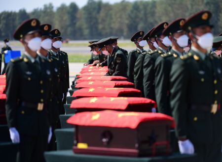 (miniature) Des soldats escortent des cercueils contenant les dépouilles de martyrs des Volontaires du peuple chinois (VPC)