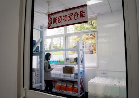(miniature) Photo prise le 21 avril du stock de matériels de prévention et de contrôle de l'épidémie dans un lycée à Shanghai