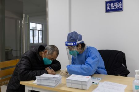 (miniature) Un patient s'inscrit dans un centre de services de santé communautaire de l'arrondissement de Minhang