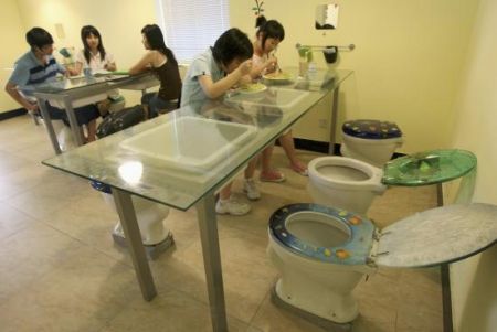 (miniature) Un restaurant chinois présente ses plats dans des WC