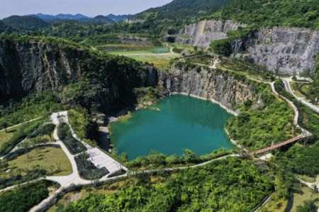 (miniature) Vue aérienne du parc minier du mont Tongluo dans le bourg de Shichuan à Yubei