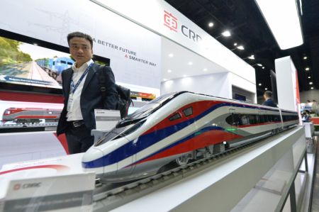 (miniature) Un visiteur regarde un modèle de train de la China Railway Rolling Stock Corporation (CRRC) lors du salon Asia Pacific Rail 2023 à Bangkok