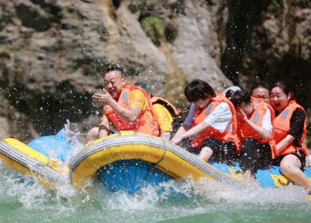 (miniature) Des touristes font du rafting dans le site touristique de Maoyanhe à Zhangjiajie