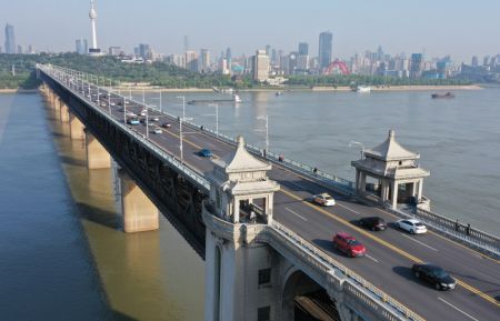 (miniature) Photo aérienne montrant le pont sur le fleuve Yangtsé pendant l'heure de pointe du matin à Wuhan