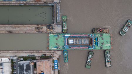 (miniature) L'épave ancienne no 2 du Yangtsé est transférée vers un quai près du fleuve Huangpu