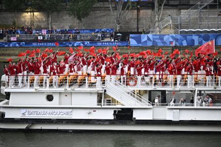 (miniature) Des membres de la délégation chinoise assistent à la cérémonie d'ouverture des Jeux olympiques de Paris 2024 à Paris