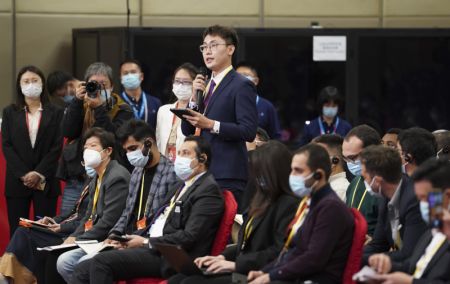 (miniature) Un journaliste pose une question par liaison vid&eacute;o lors d'une conf&eacute;rence de presse en marge du 20e Congr&egrave;s national du Parti communiste chinois (PCC)