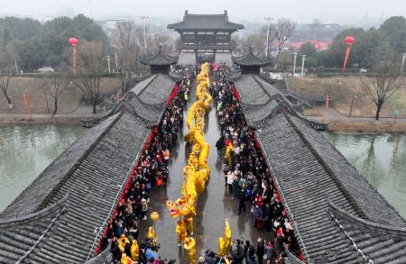 (miniature) Des gens admirent une danse du dragon dans le district de Quanjiao de la province chinoise de l'Anhui (est)